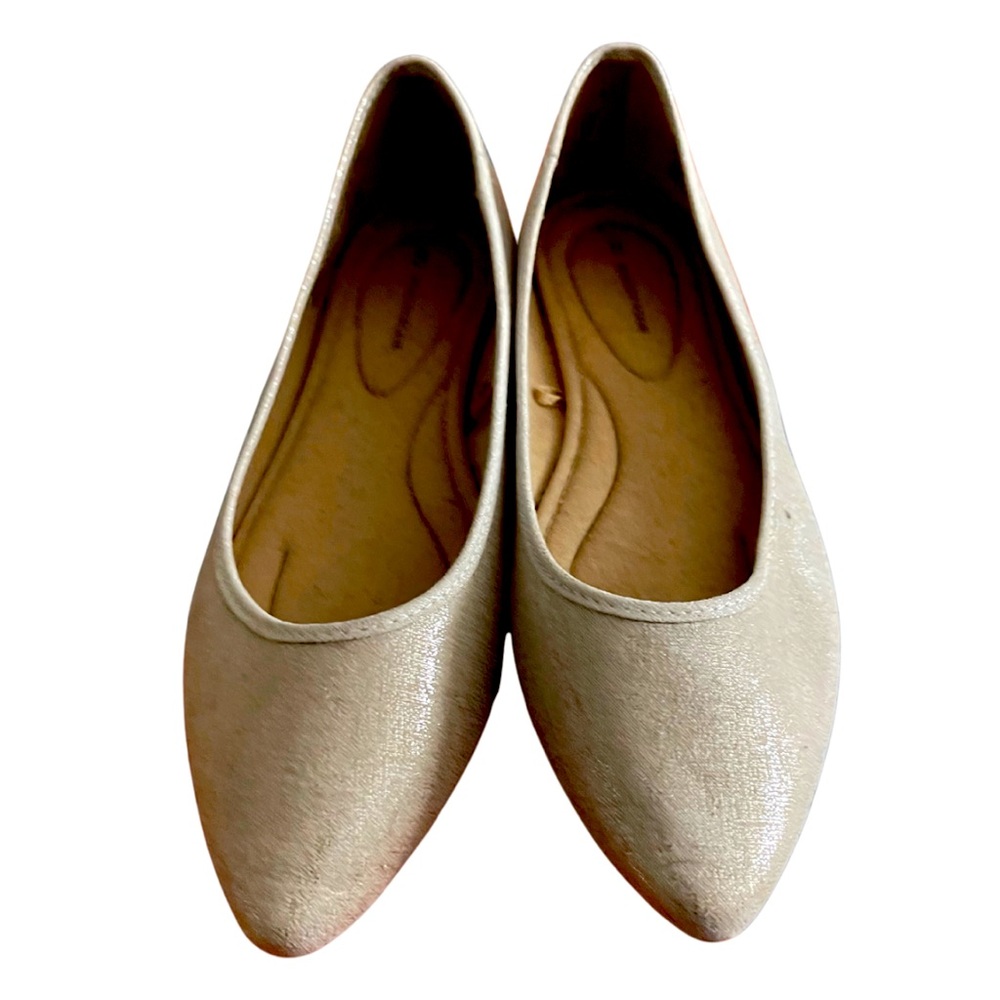 Sz 8. Off white sparkly flats. Like new.